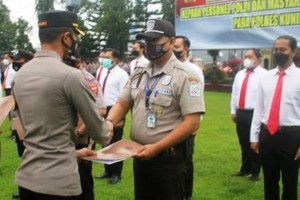 Kapolres Kuningan saat memberikan penghargaan kepada 28 orang anggotanya.