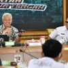 Bupati Kuningan dan Gubernur Jateng saat membahas Kunci Bersama.