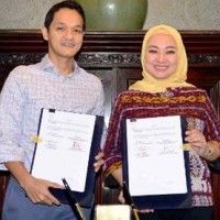 Direktur Komersial dan UMKM bank bjb, Nancy Adistyasari dan Direktur Keuangan dan Manajemen Risiko PT Wijaya Karya, Adityo Kusuma berfoto bersama usai tandatangan MoU.