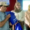 I(stri Wakil Bupati Kuningan, Yoana Ridho Suganda berfoto bersama usai kegiatgan.