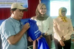 I(stri Wakil Bupati Kuningan, Yoana Ridho Suganda berfoto bersama usai kegiatgan.