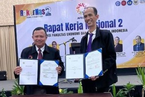 Rektor Uniku berfoto bersama usai teken MoU.