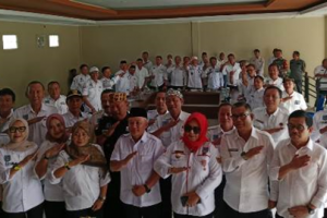 Bupati Kuningan berfoto bersama dengan anggota APDESI Kuningan.