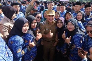 Bupati Kuningan berfoto bersama usai pelantikan PPPK Paruh Waktu.