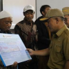 Bupati Kuningan saat memberikan sertifikat Hak Atas Tanah secara simbolis.
