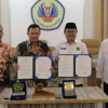 Rektor Uniku berfoto bersama usai penandayanganan MoU.