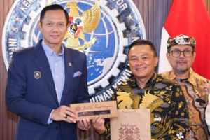 AHY Berfoton bersama dengan Bupati Kuningan.
