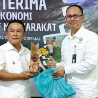 Serah Terima Bantuan Ekonomi Produktif Masyarakat. 