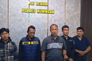 Kasatreskrim Polres Kuningan, AKP Abdul Aziz saat jumpa pers dengan sejumlah wartawan.