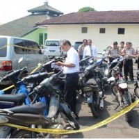 Tin Polda saat memeriksa barbuk di Mapolres Kuningan.