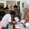 Warga Kuningan yang mendapatkan bantuan stimulan perumahan mengisi buku tamu saat sosialisasi Bantuan stimulan perumahan. 