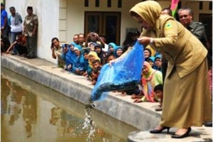Bupati Menanam Bibit Ikan Usai Peresmian Situ
