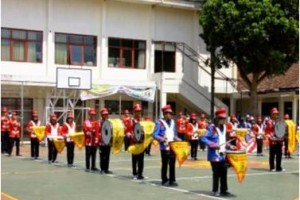 nampak Sejumlah Siswa SMA Kosgoro tengah Berlatih Marching Band