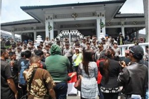 Demo Tolak Geothermal ke Kantor Pendopo BUpati Kuningan