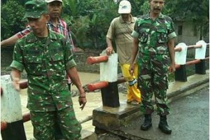 Danramil Cibongbin saat meninjau jembatan yang amblas.