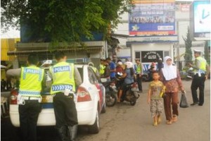 Anggota Polres Kabupaten Kuningan saat melakukan razia kendaraan bermotor.