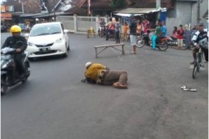 Orang Gila Ganggu Pengguna Jalan