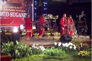 Aksi kesenian Calung UHAS Center pada acara Gupay Pangjajabp H Aang Hamid Suganda