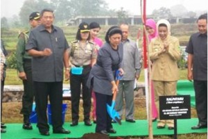Ibu negara saat menanam pohon di KIC