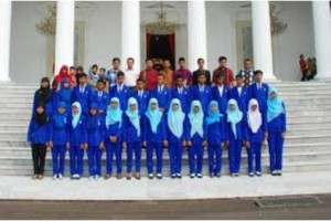 Siswa SMK Taufiq Mubarok foto bersama didepan Istana Negara