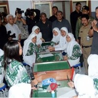Presiden SBY saat berinteraksi langsung dengan siswa siswi SMPN 1 Kuningan.