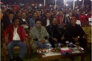 Tampak Bupati Kuningan, Hj Utje Ch Suganda beserta mantan Bupati Kuningan, H Aang Hamid Suganda hadir dalam pegelaran wayang golek giri harja 3 besutan Asep Sunandar Sunarya